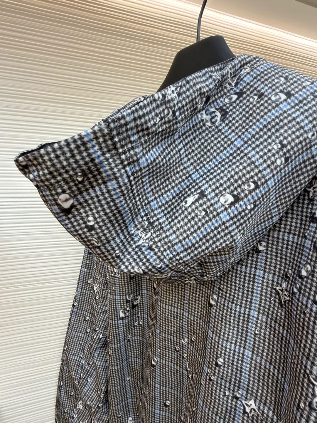LOUIS VUITTON double-sided hooded raindrop printed windproof jacket ●Original version: 23999 purchase and development ●Item number: 1681911-B40 ●Fabric: nylon fabric ●Technology: printing production ●Color: gray ●Version: fitted version ●Weight: about 460 grams ●Size: S-M-L-XL ●Description: This lightweight double-sided windproof jacket presents two different styles: a vivid Monogram Waterdrop on one side The print consists of playful Monogram logos raining down on elegant Prince of Wales check. The other side is a timeless dark color, complemented by a subtle monogram jacquard in the same color. Easy to store, it's the perfect choice for a cozy weekend in the countryside or a rainy stroll in the city. Body: 100% polyester; Lining: 100% nylon; Other: 100% cotton, Drawstring hood Elasticized cuffs and hem Logo printed at outer side, jacquard logo pattern at inner side Zip at front Trim pockets. The overall wiring is straight and delicate, the fabric is comfortable and soft, and the color is consistent without color difference. It can be matched with the same style to create a fashionable look and control various occasions. Customized accessories, complete with three standards, same style for men and women!